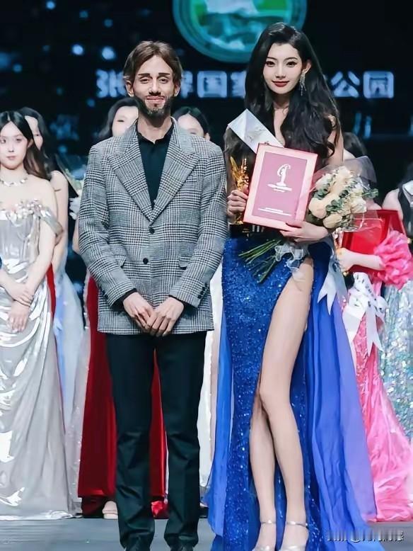 这个叫赵娜的女孩，身材的确非常好，气质也非常的好，颜值也说的过去，对她还是比较认