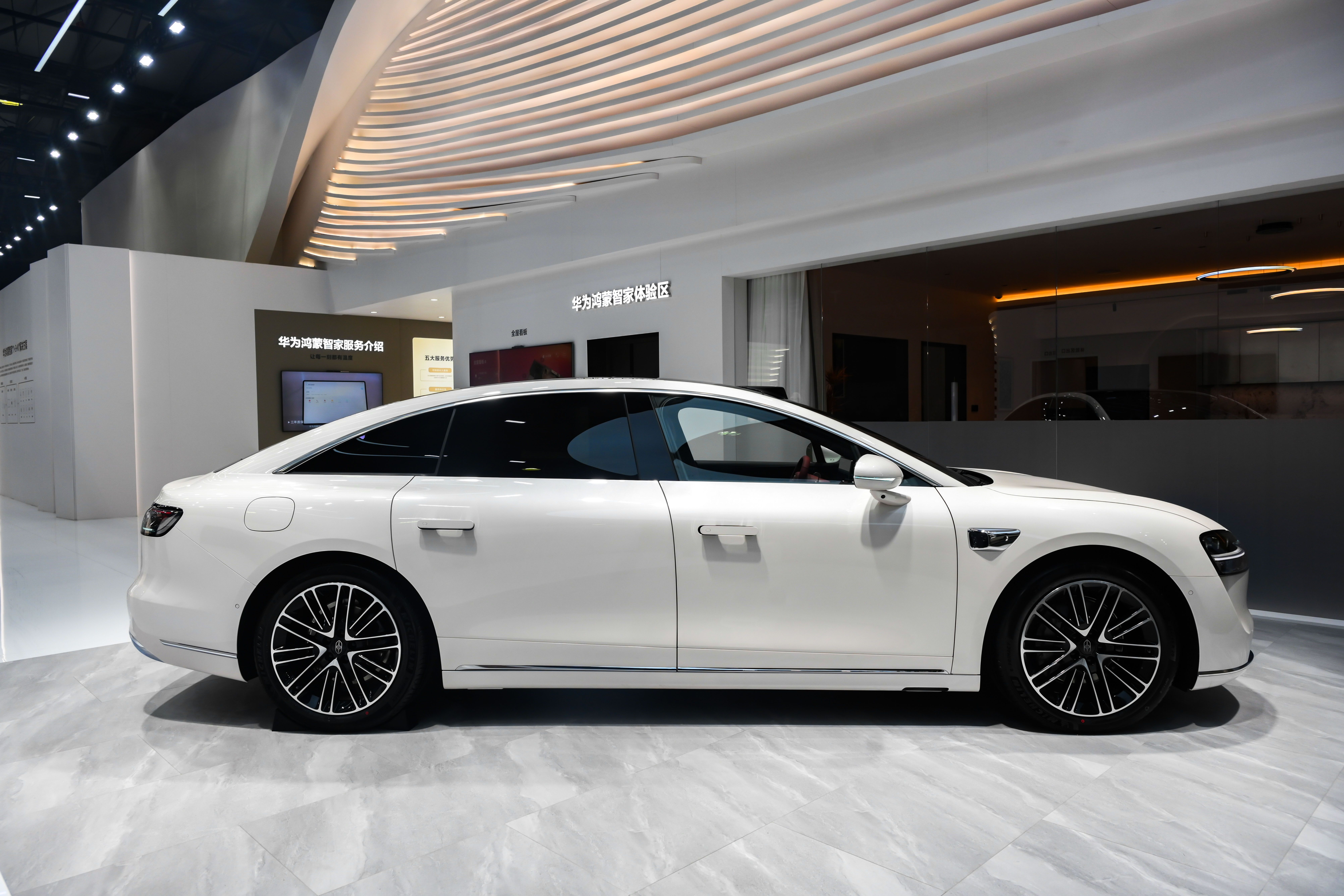 享界轿旅双车焕新上市在刚刚结束的华为春季全场景新品发布会上，享界S9和享界S9