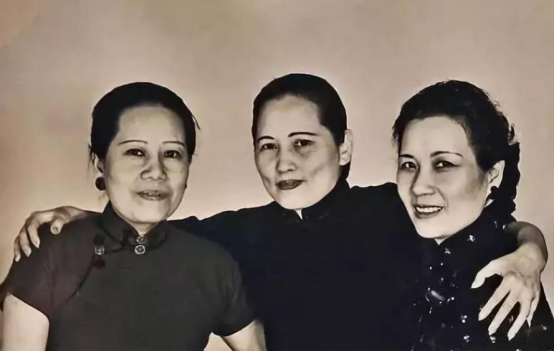 1967年8月，孔祥熙病重，临终前，他握着妻子宋霭龄的手，悲痛地说：“咱们孔家，