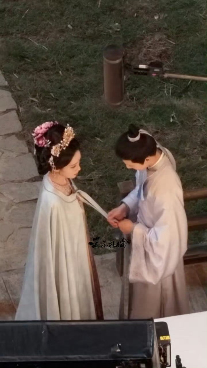 李昀锐帮孟子义系披风路透就是这么顺手又自然，又让我磕到了～​​​