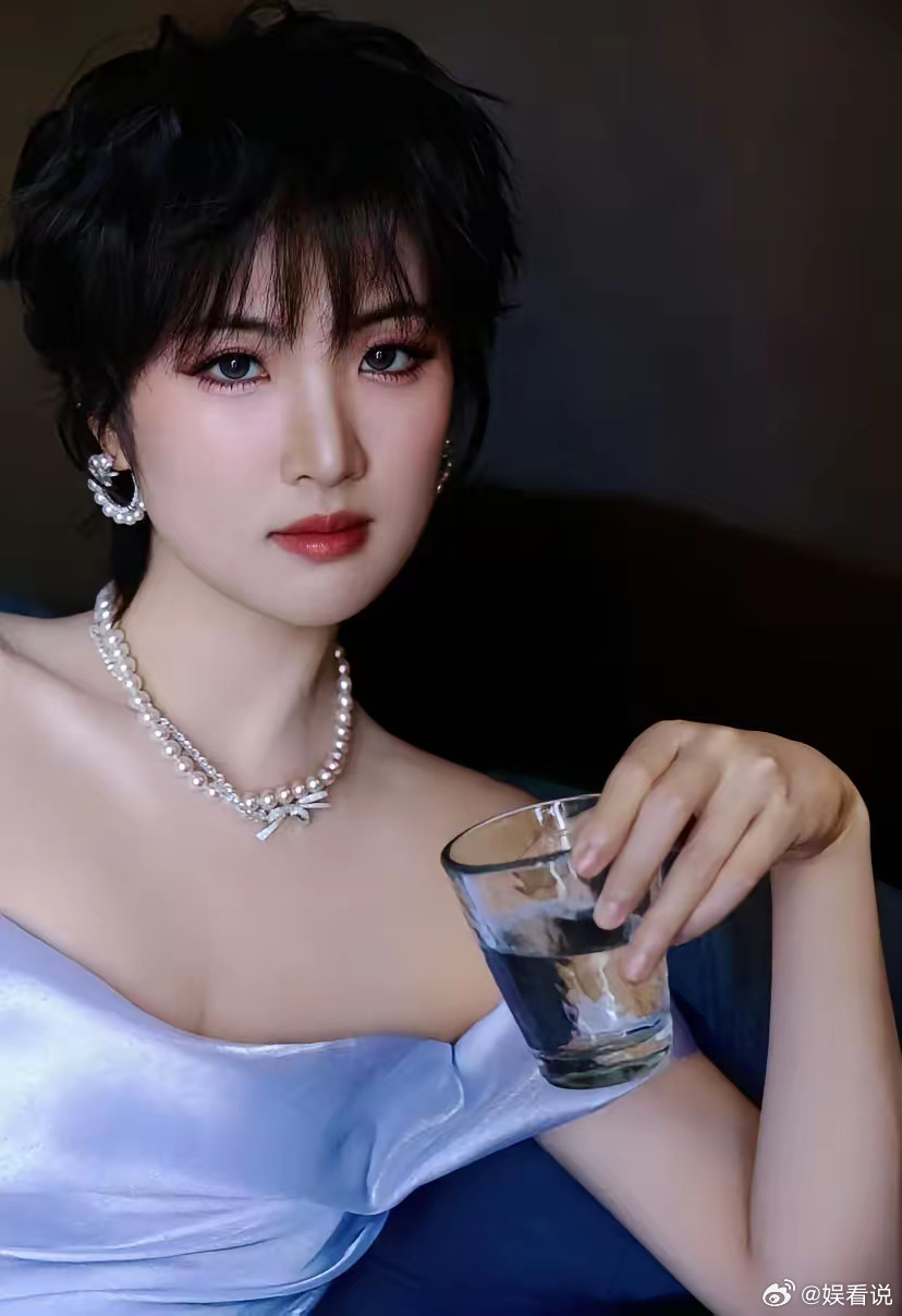 有人说姚安娜就是来整顿娱乐圈的。自从她进了娱乐圈后没再也没有明星出来炫富了，因为