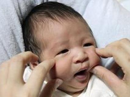 乱亲乱捏会导致婴儿流口水患湿疹? !