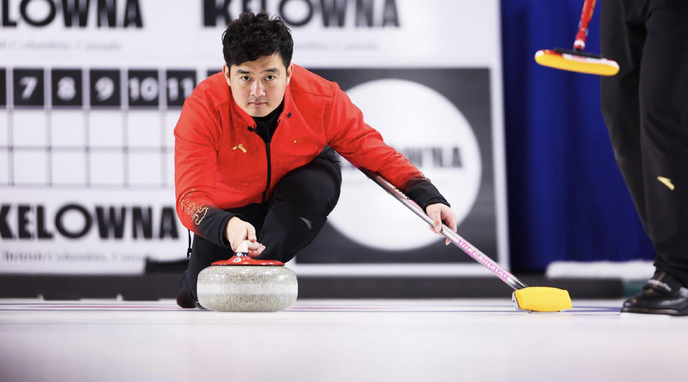 在加拿大进行的米兰冬奥会冰壶资格赛中，中国男队先后战胜新西兰队、韩国队，取得五连