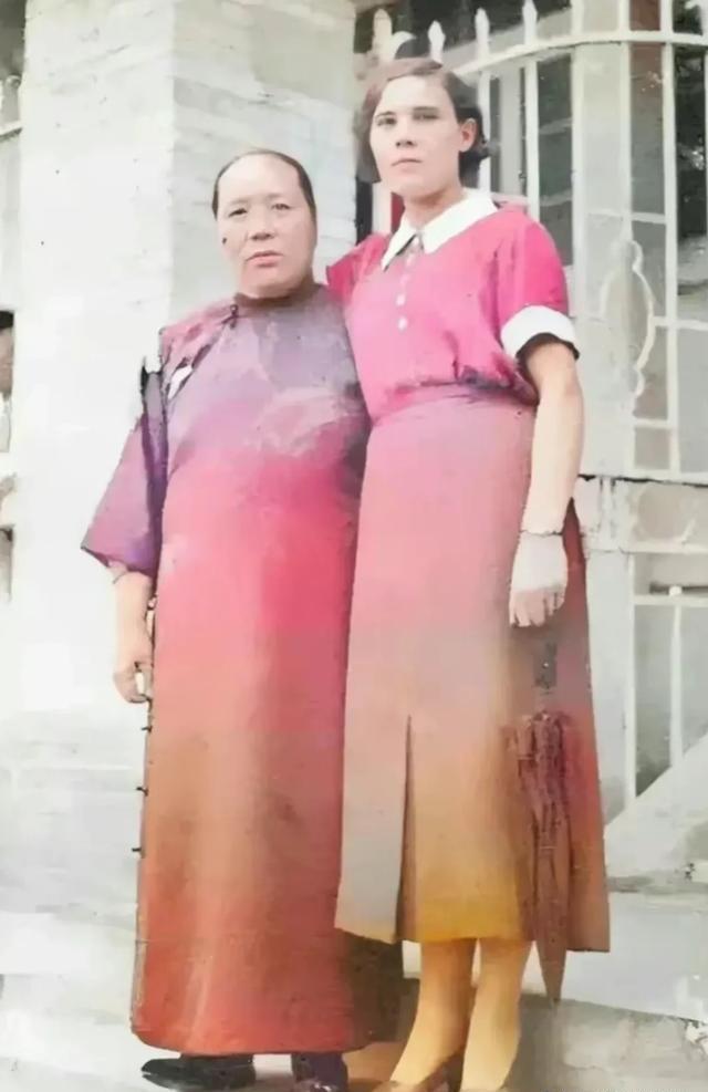 20世纪上半叶，中国政局动荡，蒋介石作为时代核心人物之一，其家庭生活始终为世人关