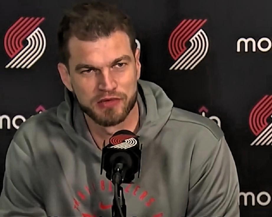 恕我直言!杨瀚森在nba场均5分钟出场时间,主帅一语道破太慢!杨瀚森一直在外线等