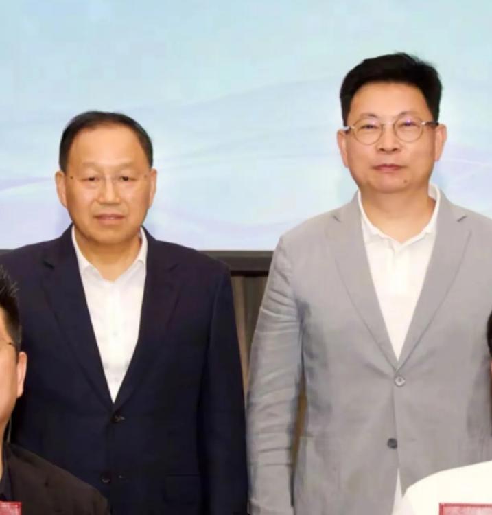 作为重庆人，我一直希望赛力斯能把问界做好。但这次合作模式调整，我确实有些看不明白
