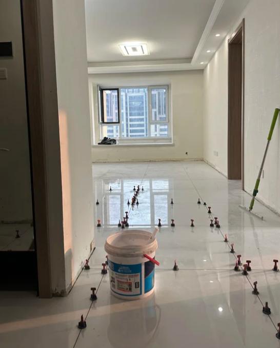 想找到合适的“老师傅”太贵？别慌！工长在铺完瓷砖后，会迫不及待催着你验收，千万别