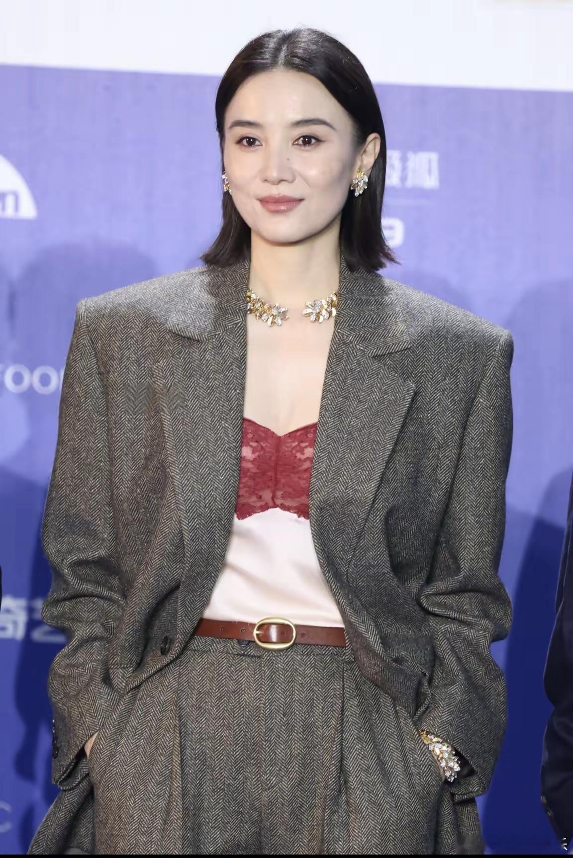 如果让我押这届金鹰视后，我会押宋佳，闫妮第二，赵丽颖第三。宋佳赢在题材和角色。闫