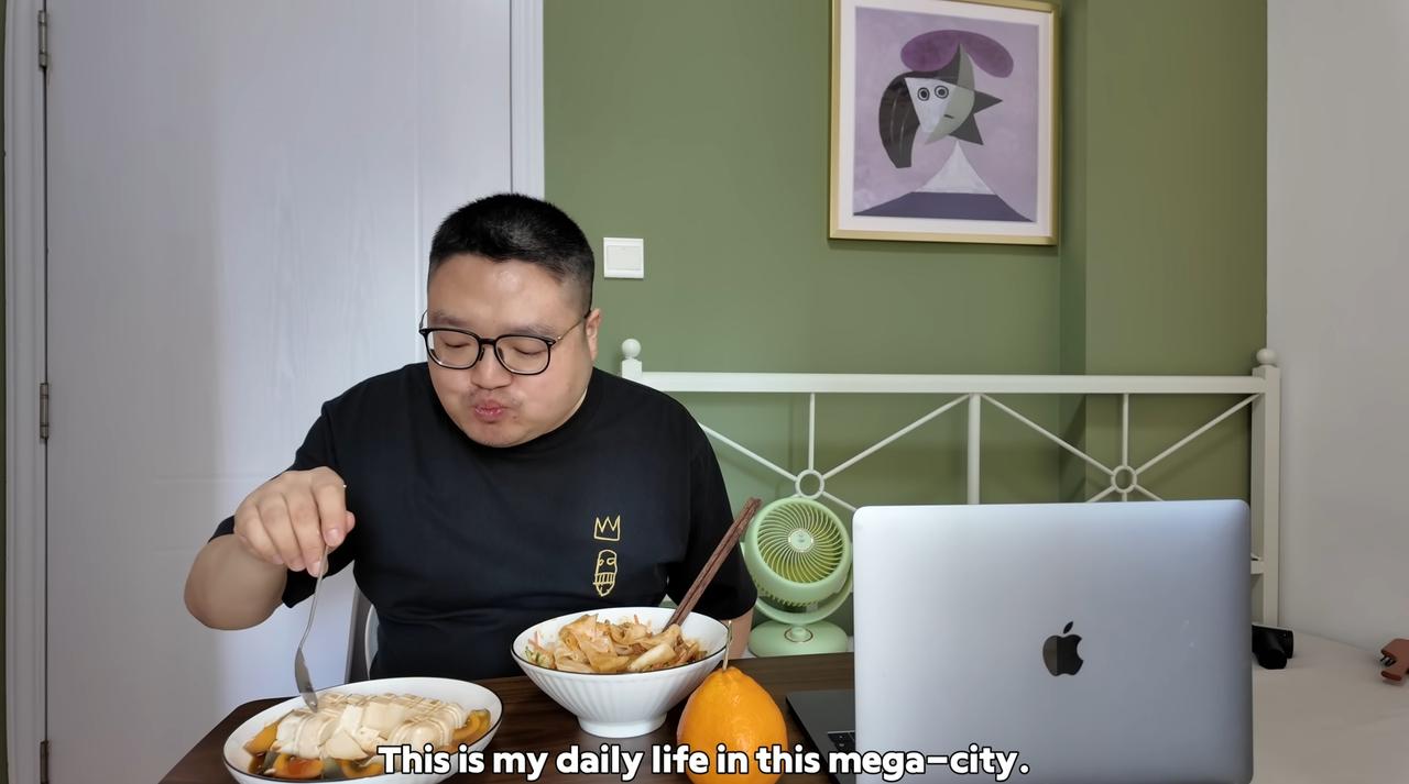 最近有个叫Zaza的中国博主在油管（YouTube）上彻底杀疯了。没团队，没