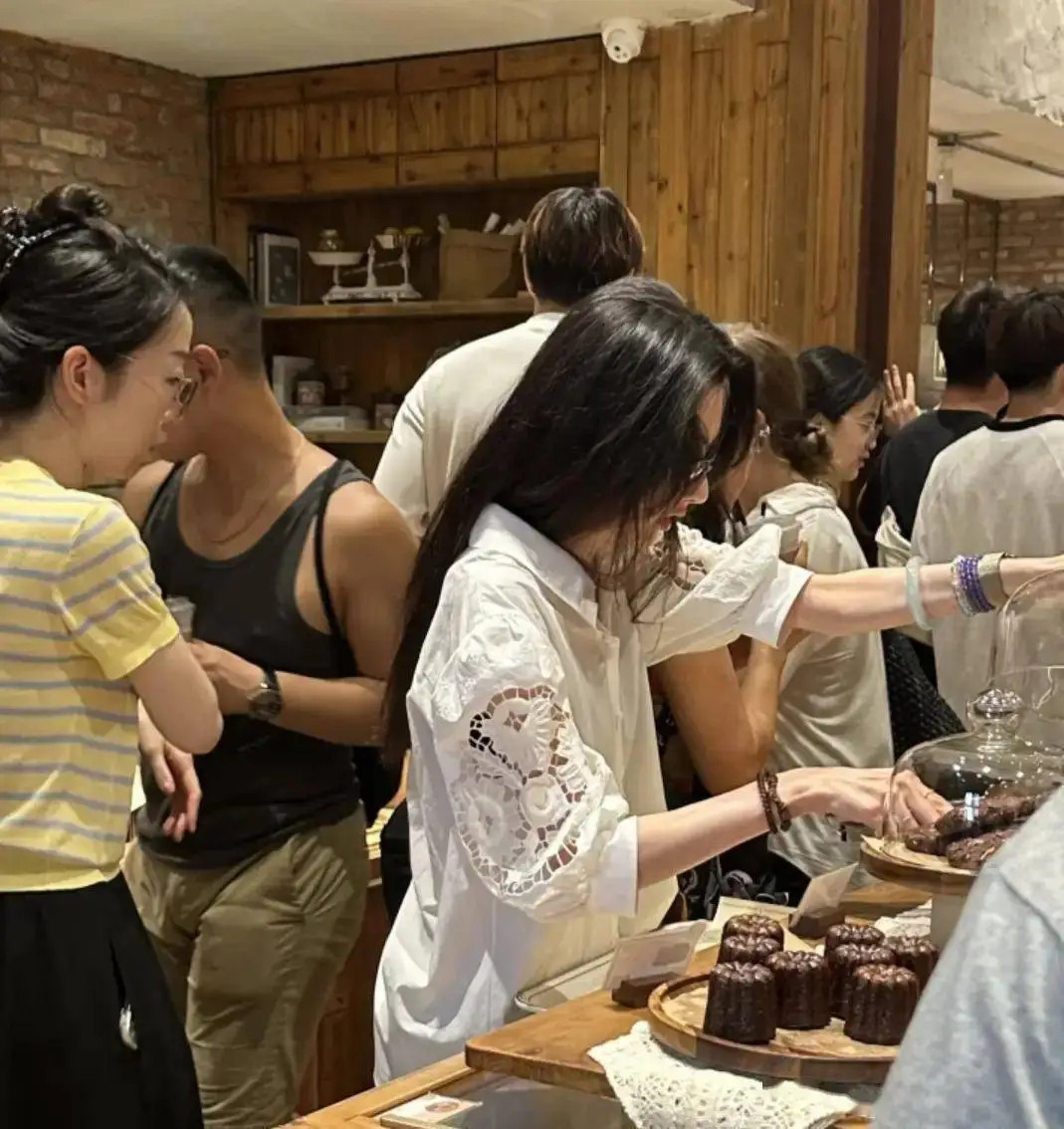 宋祖儿现身天津逛烘焙店，素颜侧脸神似张柏芝，状态好到爆