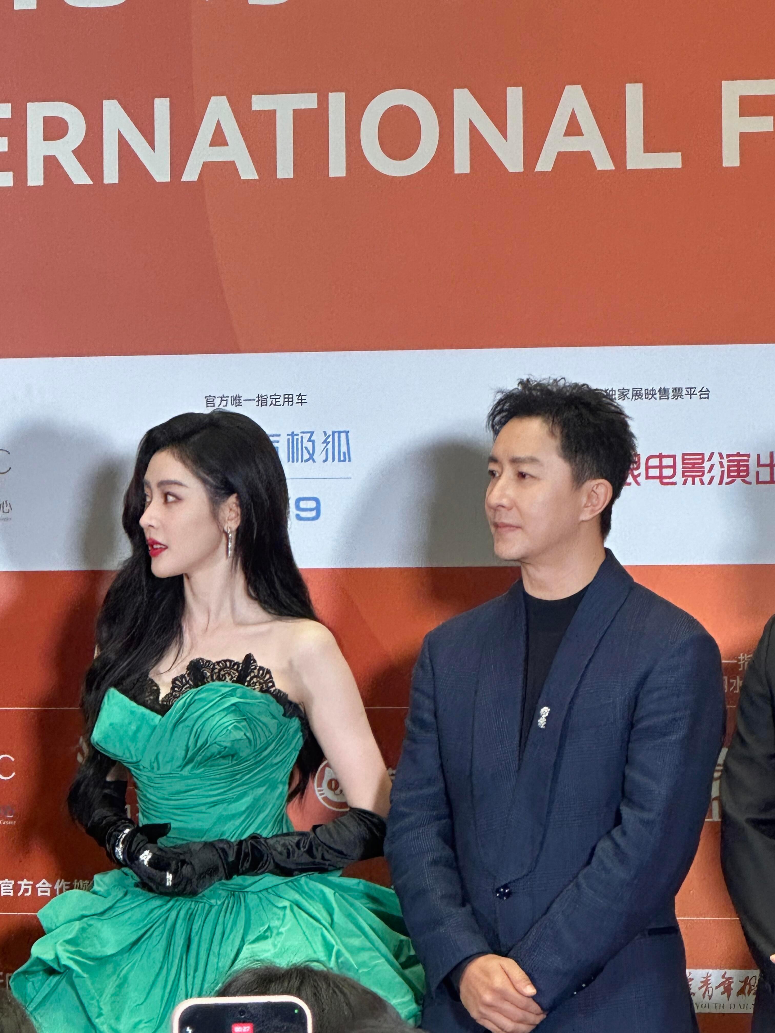 谁再说我们张天爱变脸？明明美得要死！张天爱