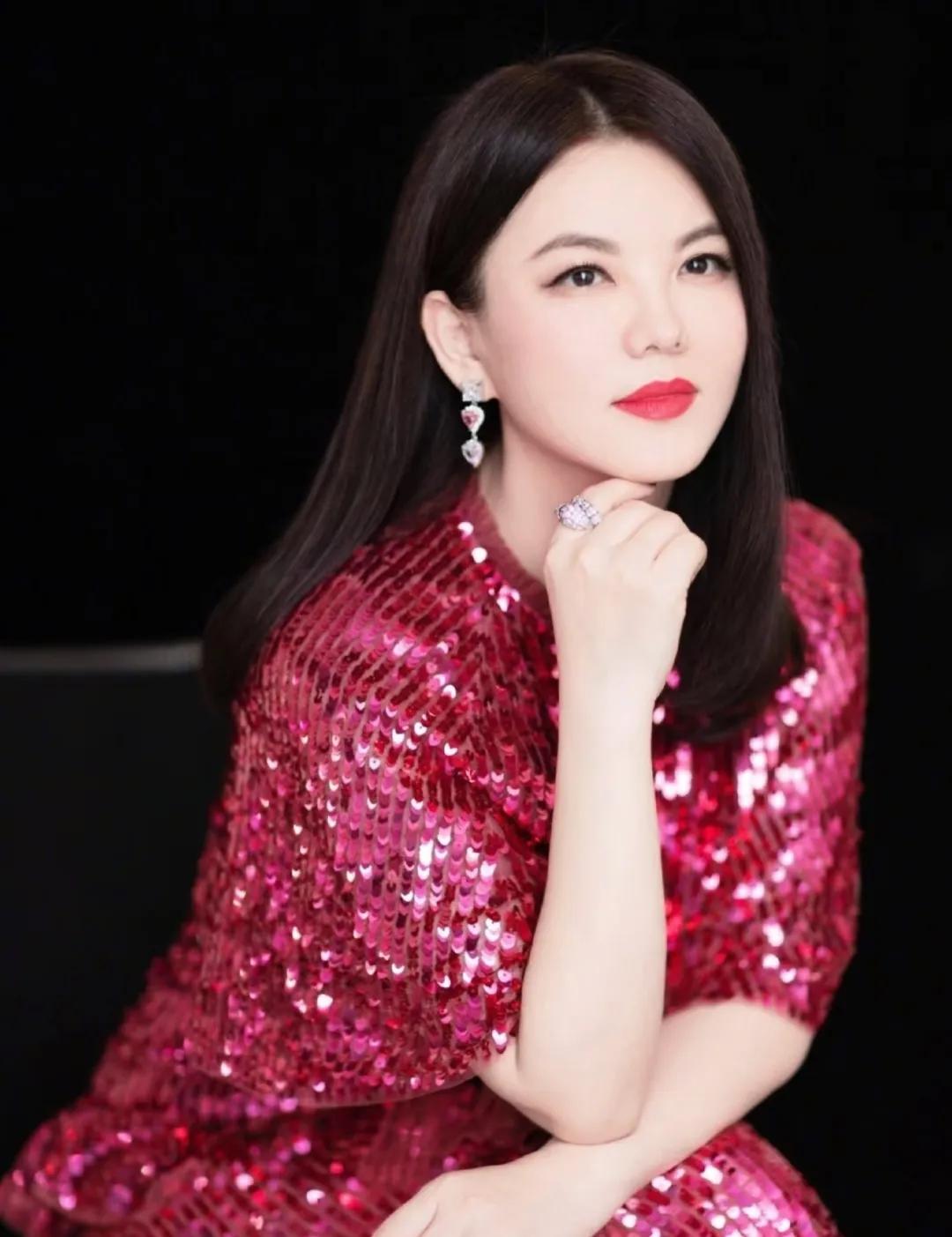 李湘这回真是把“暴发户”的心态带到了顶级饭桌上。何超琼组的局