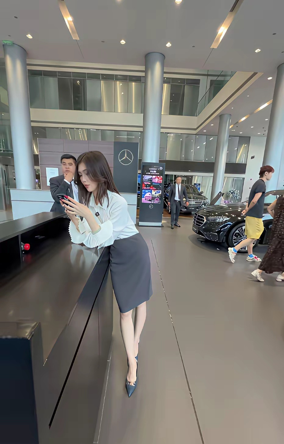 这女人不愁没车卖，太美了！