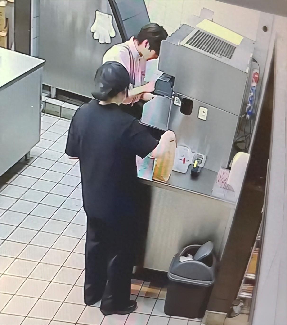 “太恶心了！”7月12日，河南郑州，一女子女儿去汉堡店取餐后，称遭到店员轻慢对待