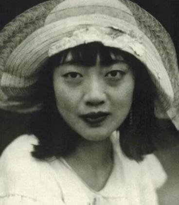 她最后是活活臭死的,大小便失禁,躺在自己的屎尿里,浑身烂疮,41岁的女人,瘦得像