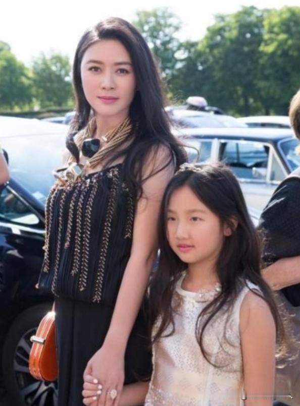 2001年，陆毅的老婆鲍蕾在接受采访时，对昔日同学田海蓉极尽讽刺：”她追了我老公