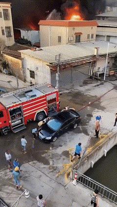 6月11日，车辆违停车主联系不上，阻碍消防车救火被群众合力掀翻。广东中山市东凤