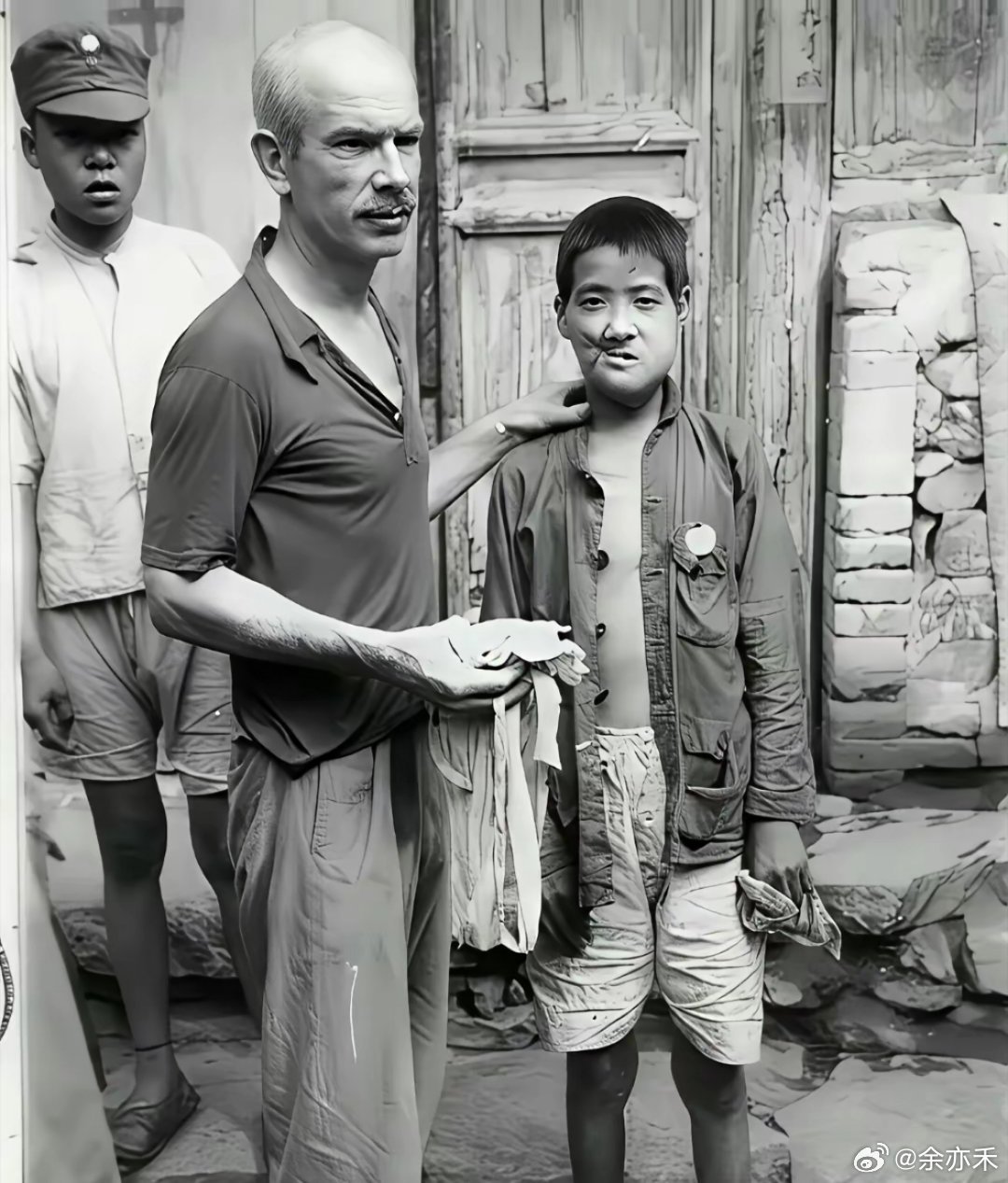 1939年，白求恩给面部中弹的小八路拆线。随军的摄影师沙飞，拍下了白求恩拆线的