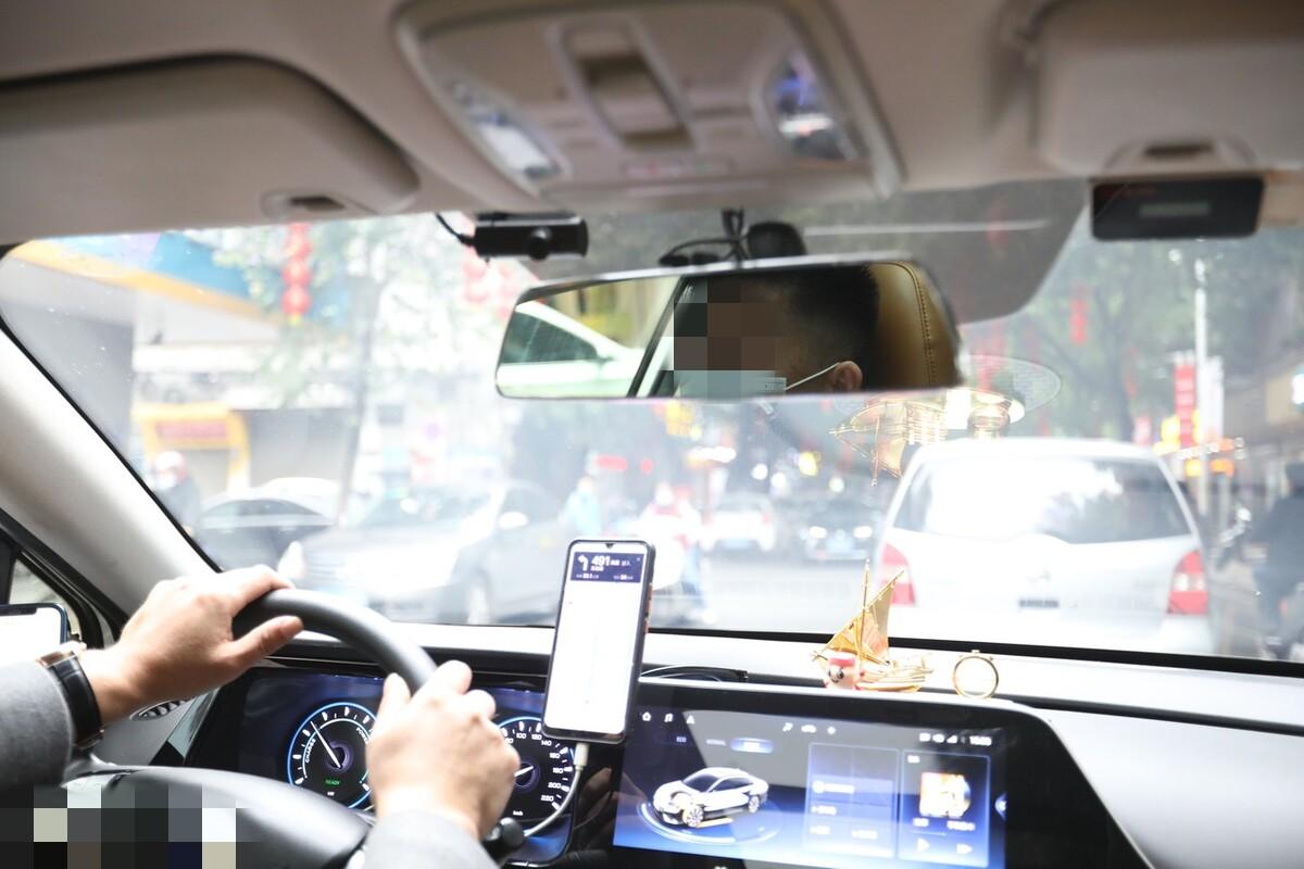 上海，一女子提前一天预约了拼车服务去机场，谁知预订的时间快到了，司机距离女子还有