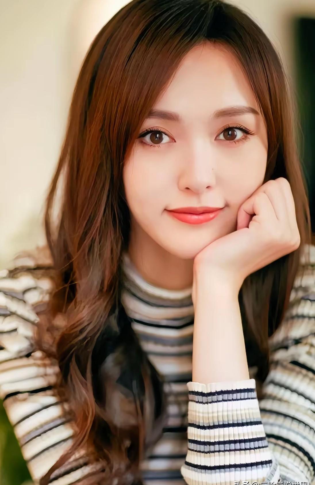 谁能想到，唐嫣在时尚圈最大的“靠山”竟然不是什么国际大牌，而是她亲爹！这就叫真