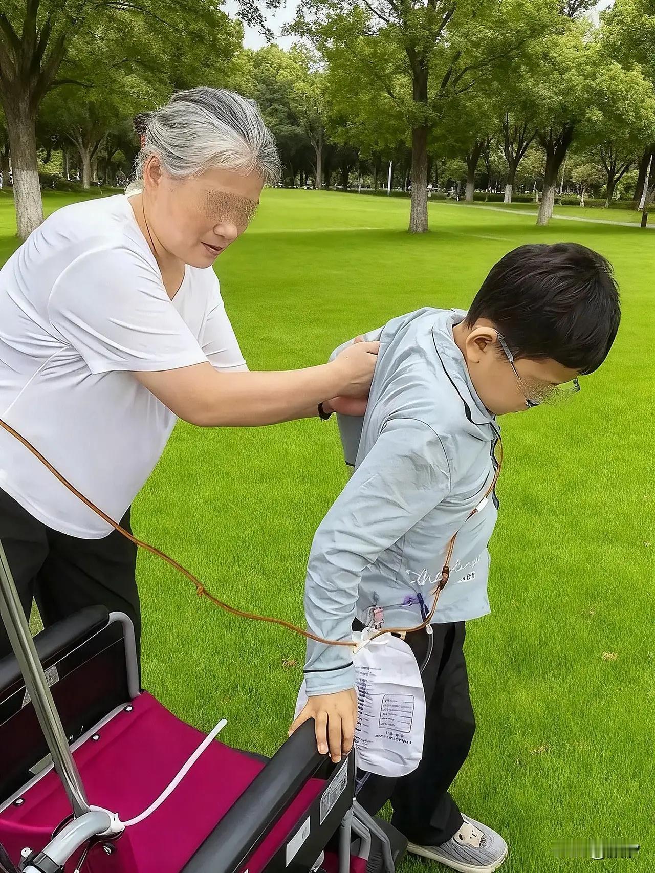 这个妈妈真是个能人拿了20万，还觉不够近来又误导网友网暴医院，医生还在视频