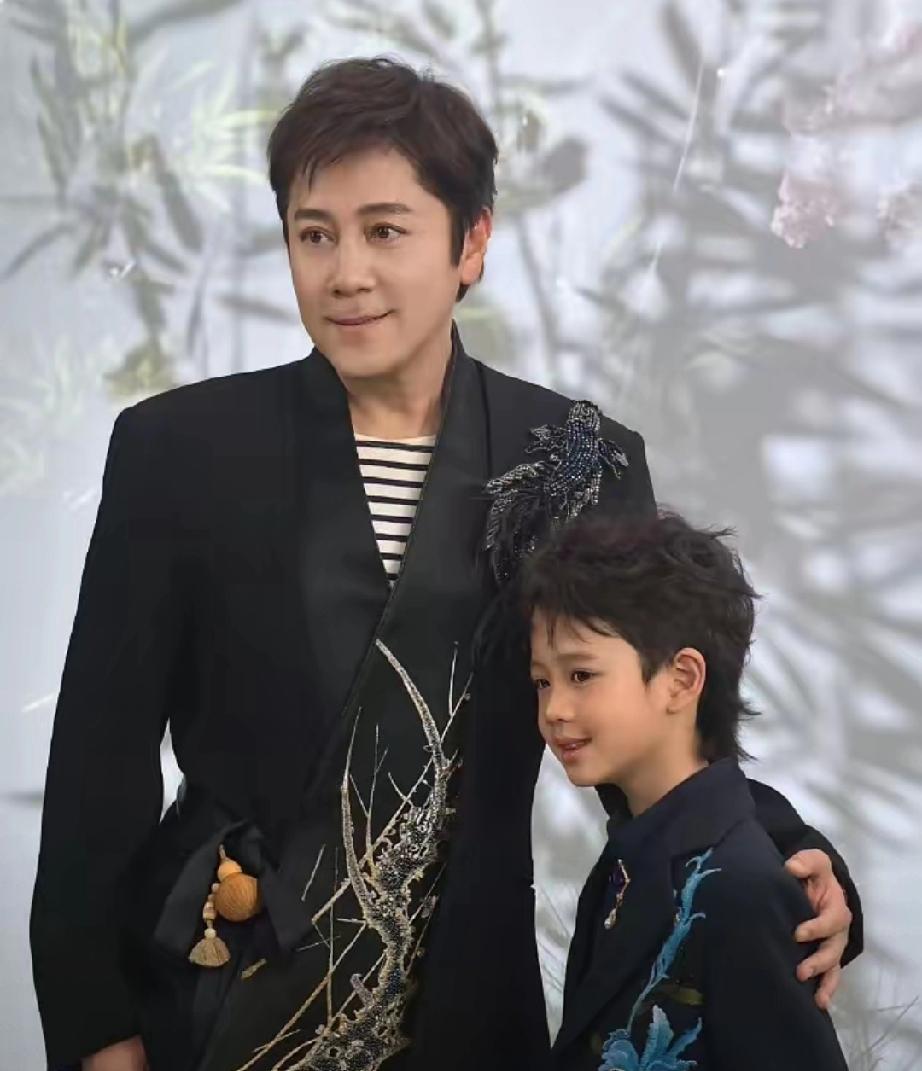 蔡国庆深夜骄傲发文！8岁儿子时装周气场全开，蜕变太惊艳3月20日深夜，蔡国