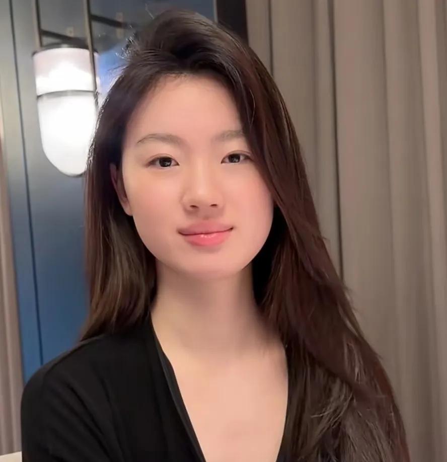 单依纯入围金曲奖而且是内地唯一一个人，只能说明了一个问题，那就是内娱的音乐圈真的