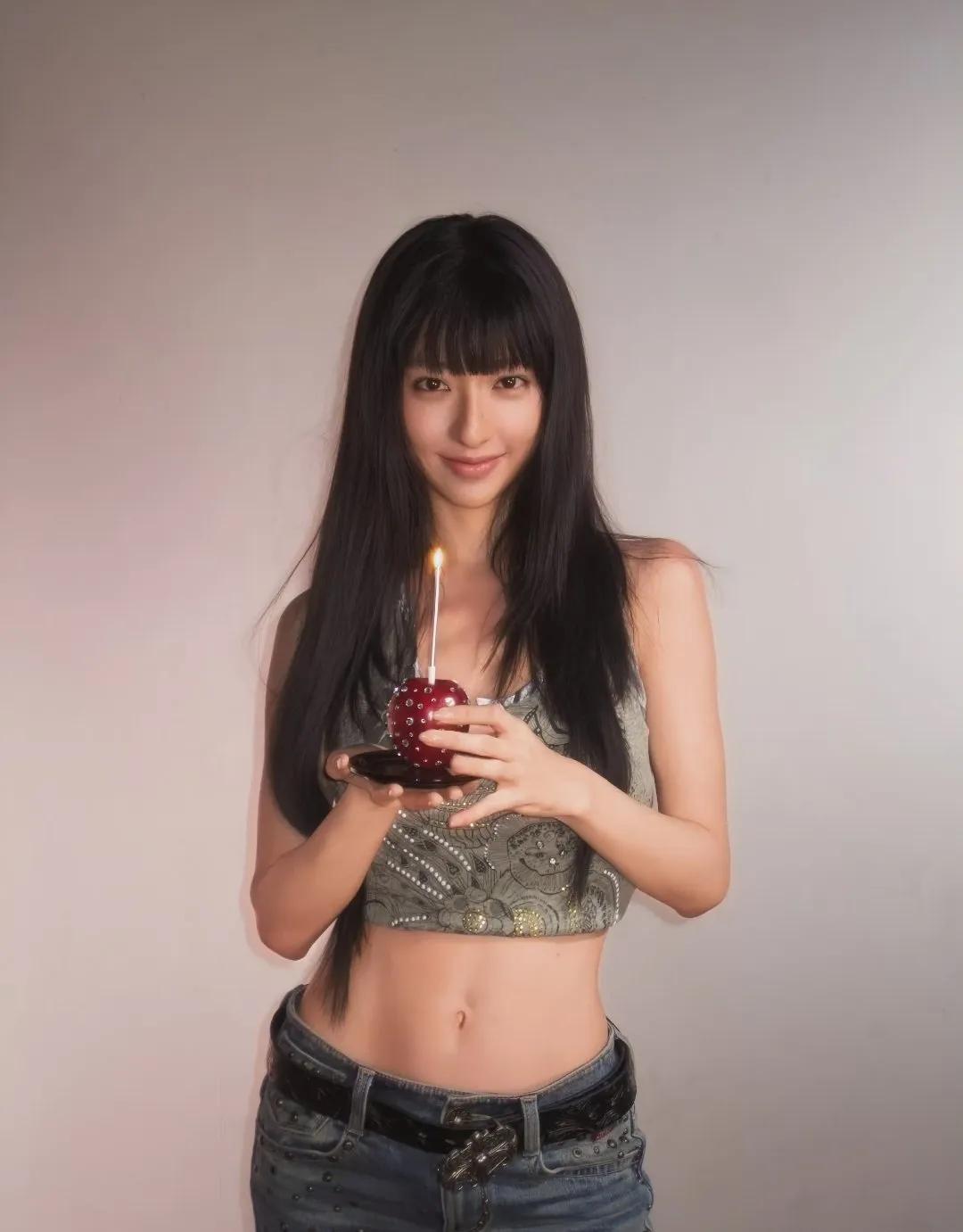 被胡连馨这组老胶片写真狠狠惊艳到！黑长直齐刘海造型，真的很适合她。短上衣露腰线