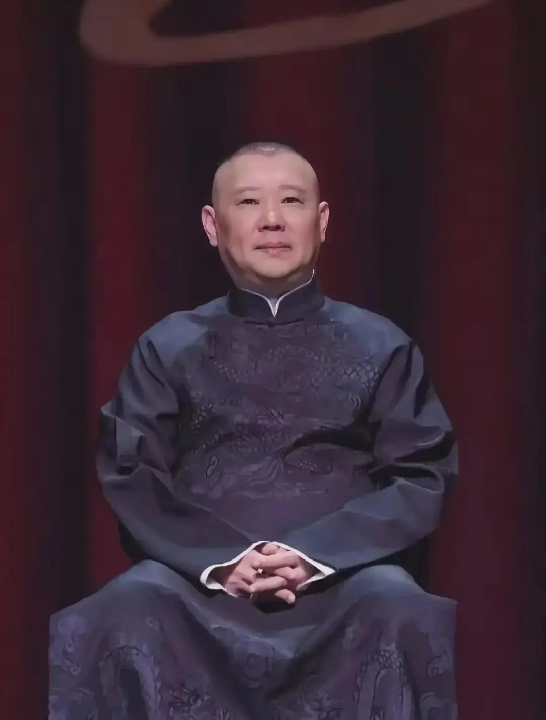 郑某人对老郭是明托暗压。明里，郑某人是力挺老郭、力赞老郭。暗里，郑某人是蔑视老郭