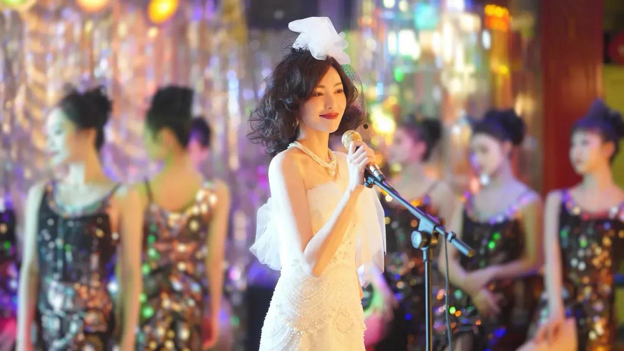 影视寒冬，唐嫣都要接《人之初》这样的配角，一个舞女的悲惨生活。说实话，唐嫣很美，