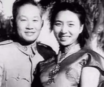 1951年，孙立人脱去衣衫上床睡觉，习惯地将妻子搂入怀中，突然被吓得跌落床底：“