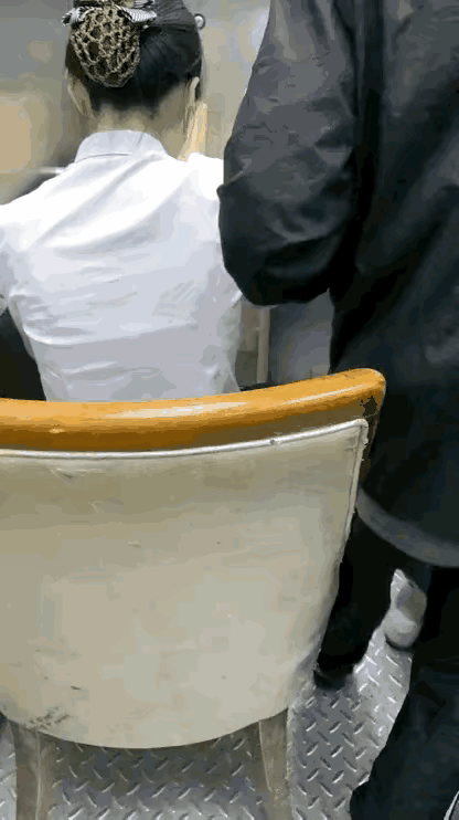 这个岗位重要吗？在医院的电梯里，看到一位年轻女子，坐在电梯里给上下电梯的人按