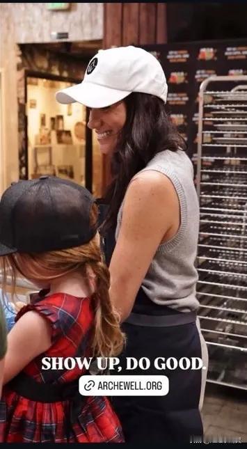 梅根真会玩，这一次又是“炒冷饭”！晒孩子，成了梅根的日常！不让两个孩子露脸，