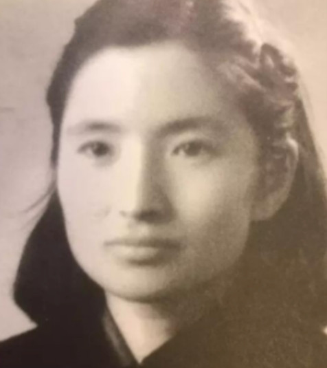 1943年，邓静华炸掉了日军总部，随后快速出城逃跑，日军紧追不舍。为了躲避日军，