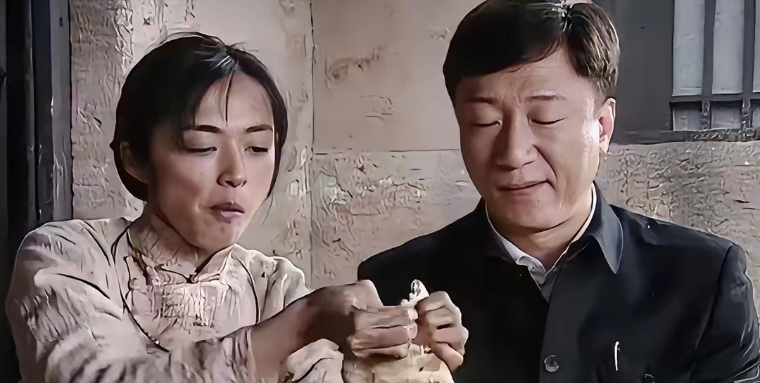 潜伏里，按照实际情况来说，很苦，翠平难得喝上一碗羊汤，狼吞虎咽属实是再正常不过了。翠平是个不拘小节的