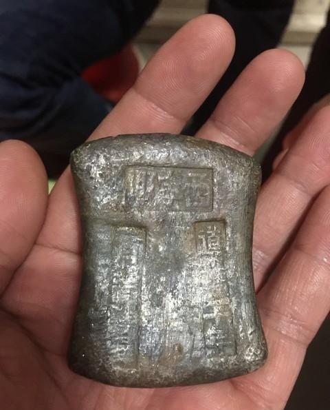 清朝银库库丁们下班，总想夹带点儿碎银子回家。他们出库门时要脱得个精光，大家光着屁