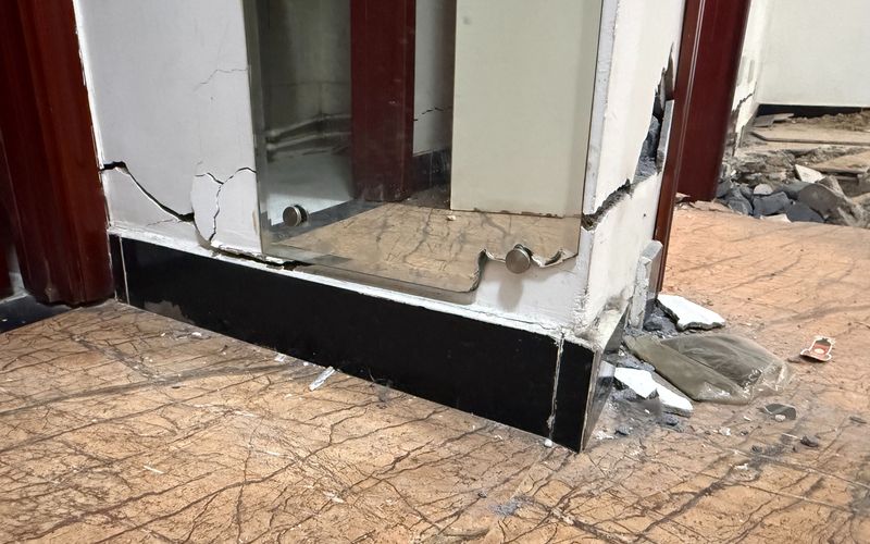 海淀一住宅地面下沉墙体开裂, 多方协商未明原因丨有事儿@新京报