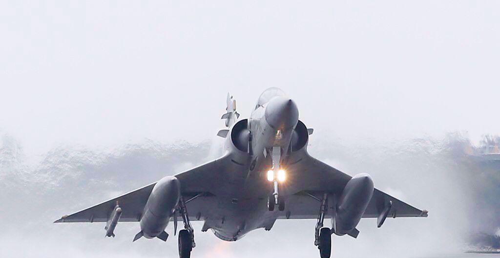 印巴日前爆发空战，印度3架法制阵风战机遭巴基斯坦中制歼-10C击落。台军退役少将