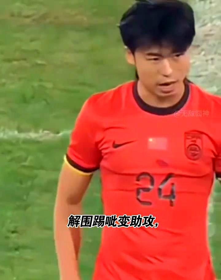 输给越南队后，王世钦因美甲、长发、啤酒肚成球迷发泄焦点。他对丢球有责任，解围踢