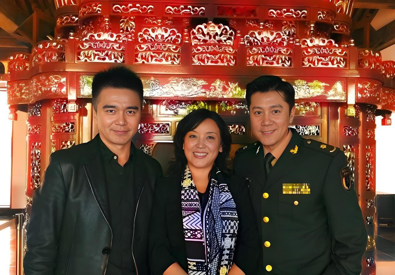右边是蔡国庆，左边这位也特别眼熟，中间这位美女在电视上也不经常看到，她也是演员吗