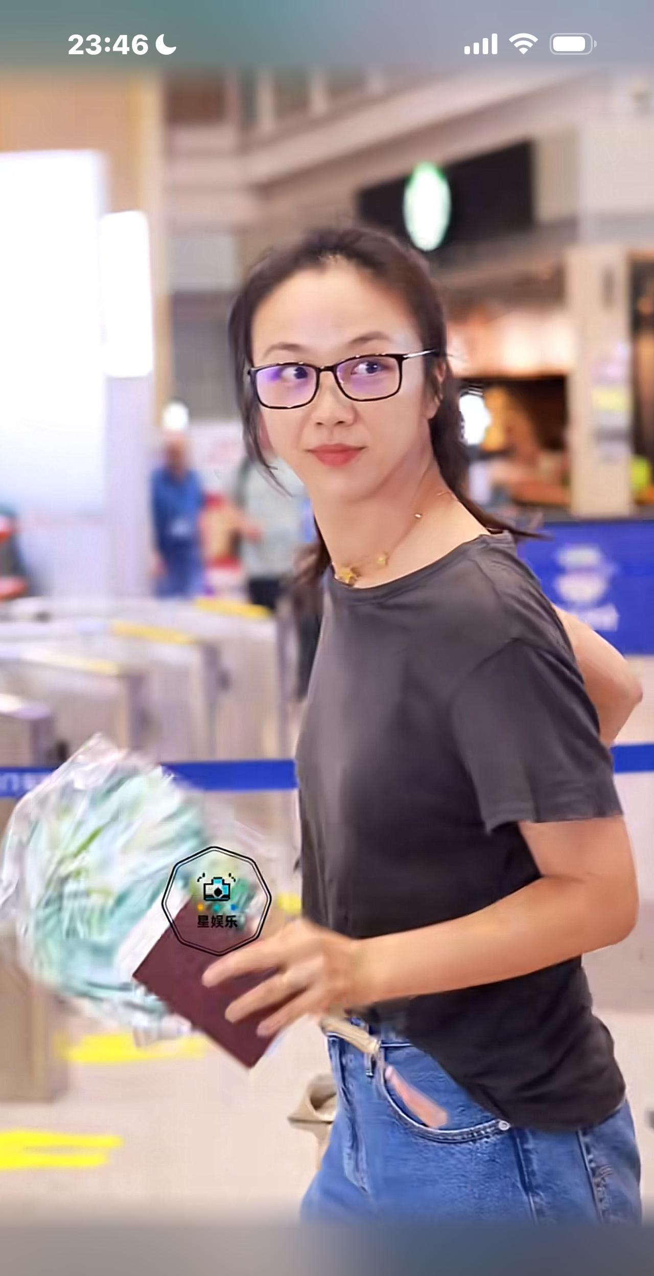 汤唯女儿9岁了，近日放暑假，母女俩现身机场，汤唯好年轻，像青春女大学生，还偷偷做