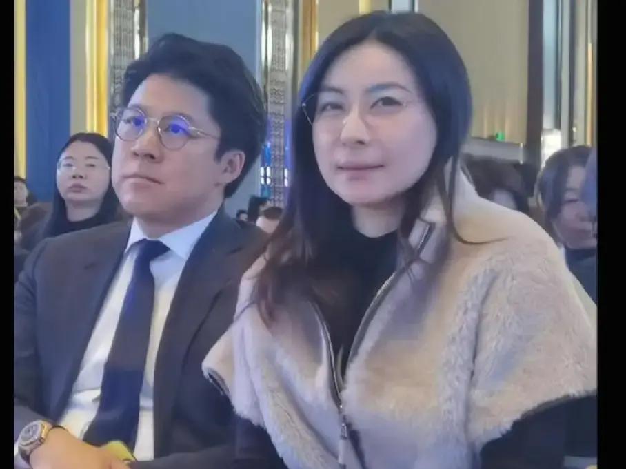 郭晶晶又上新闻了。这次是探访基层家庭，脚上一双回力鞋，网友扒出来只要79块。她老