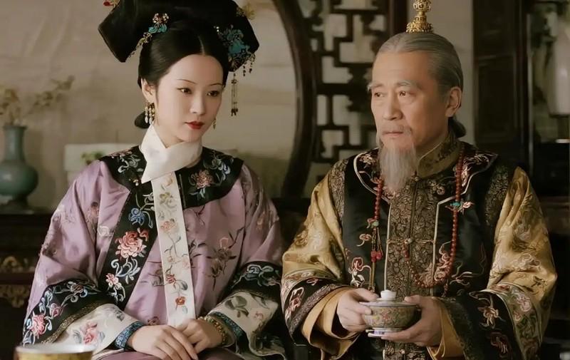1834年，52岁的道光皇帝正陪皇后吃晚饭，无意间瞥了旁边端盘子的宫女一眼——愣