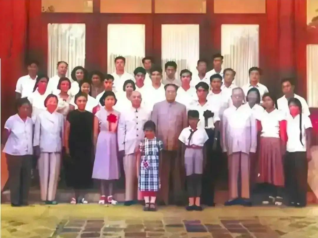 毛主席70大寿，侄女毛远志登门拜访，主席问：你怎么不来看我啊？毛主席最低调的