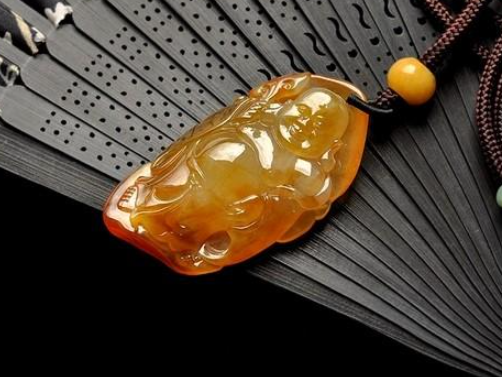 人们常说“玉不琢不成器”，但你知道“黄金翡翠”背后的秘密吗？黄翡真的只是天然形成吗？