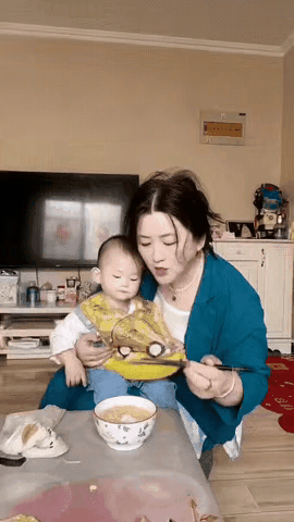 婆婆家里给孙子喂饭，由于鸡蛋太烫了，婆婆便用嘴去吹。这一幕刚好被儿媳妇看到，儿媳