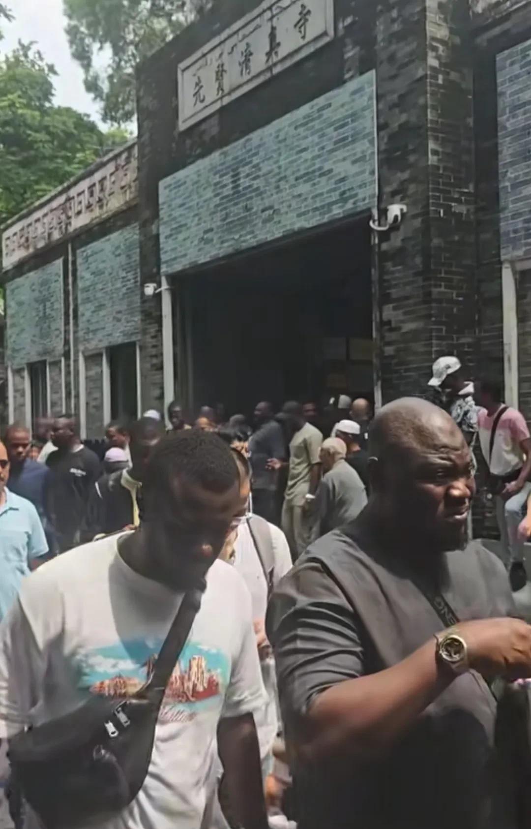 不说这是在中国广州，你们绝对会以为这是在国外，路上一个中国人的身影都看不到，绝大