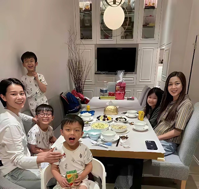 在寸土寸金的香港，贵为视后也难买豪宅，你看胡杏儿和钟嘉欣聚餐