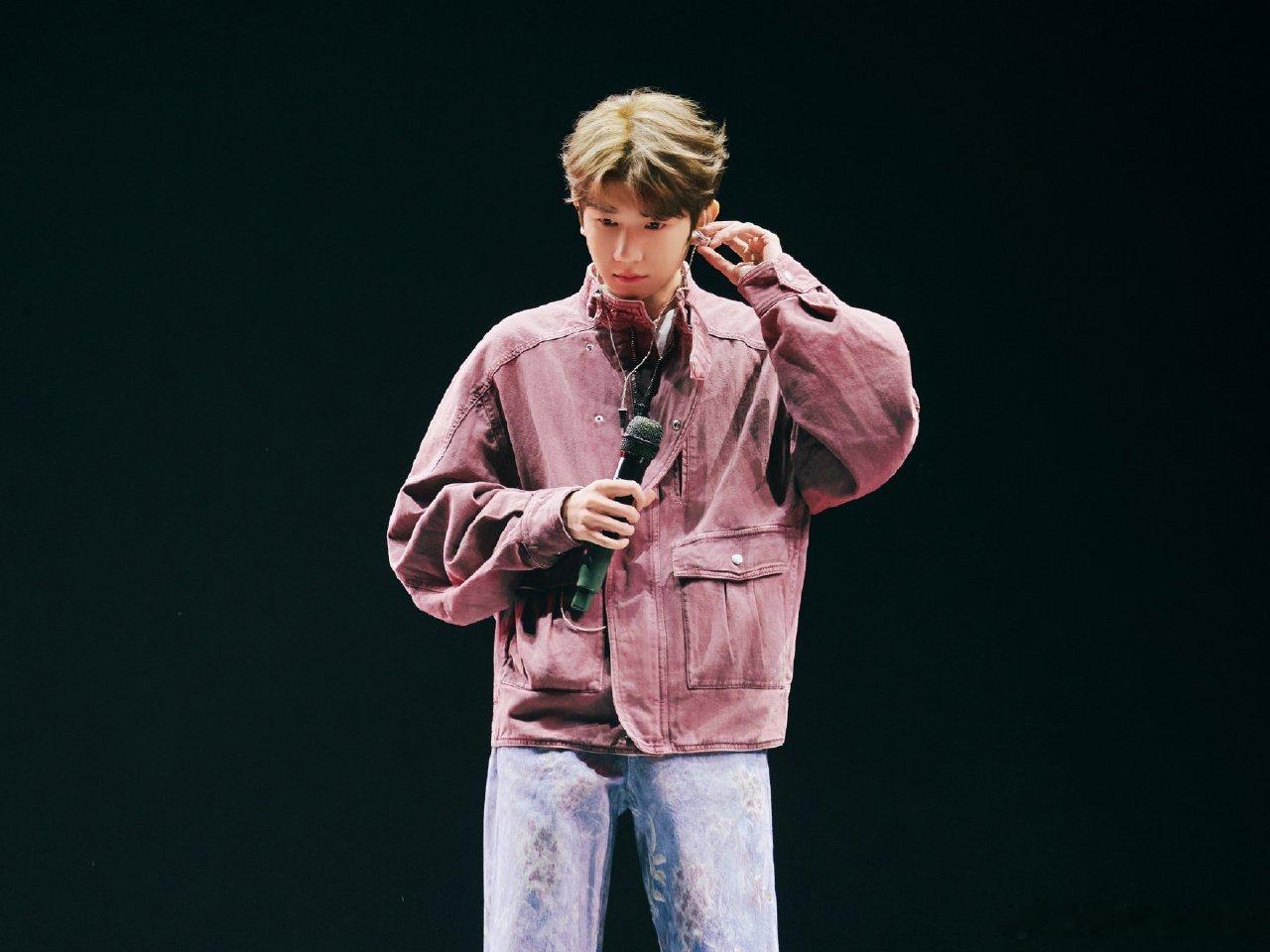 王源跨年晚会彩排出图，好温柔的粉色⭕⭕