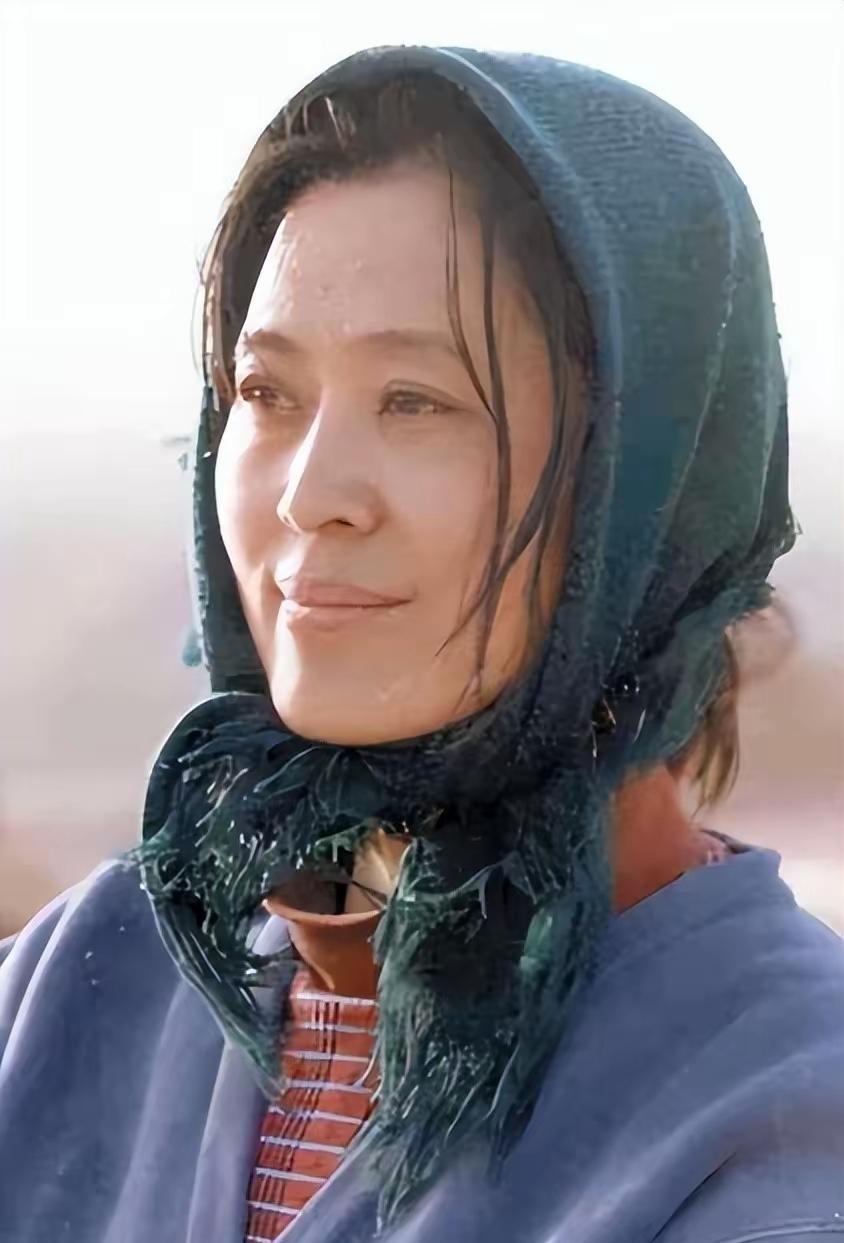 我给奶奶看了倪萍的照片。奶奶沉默了很久，突然说了一句：“这个女的，是不是最近失
